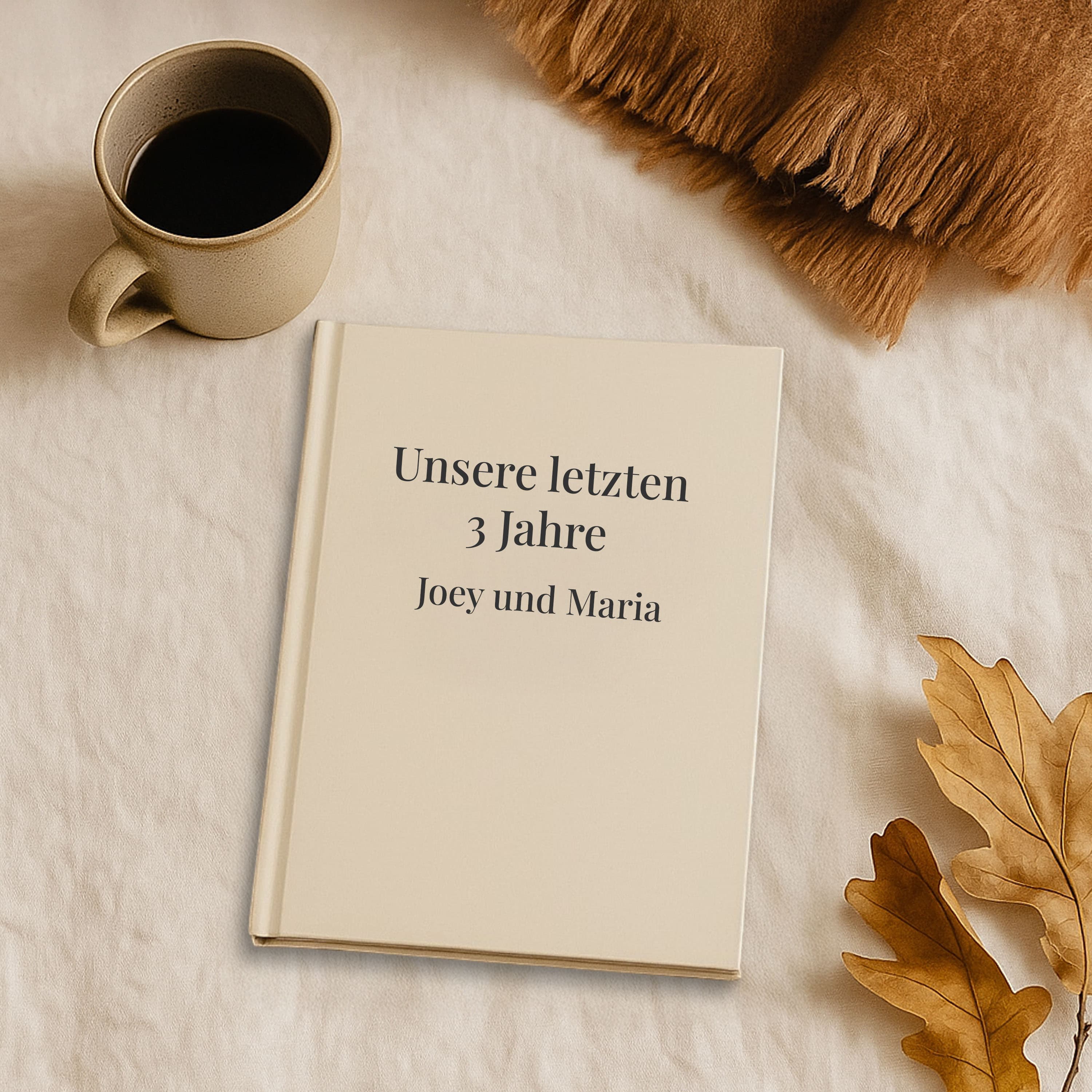 Aufgeklapptes Buch mit Chat-Nachrichten